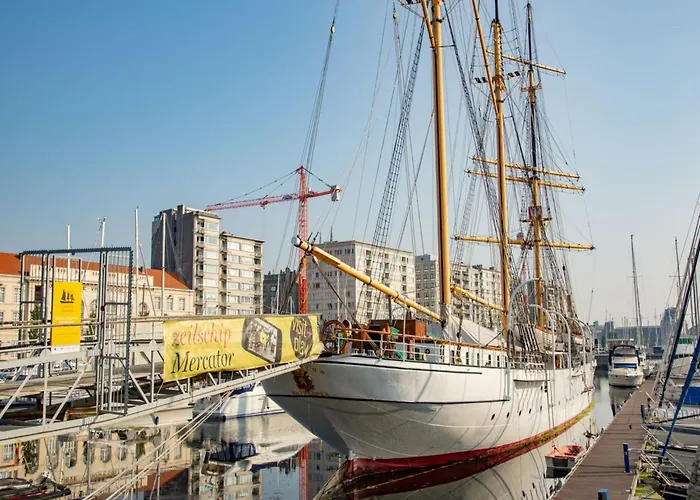 In Near The 公寓 *